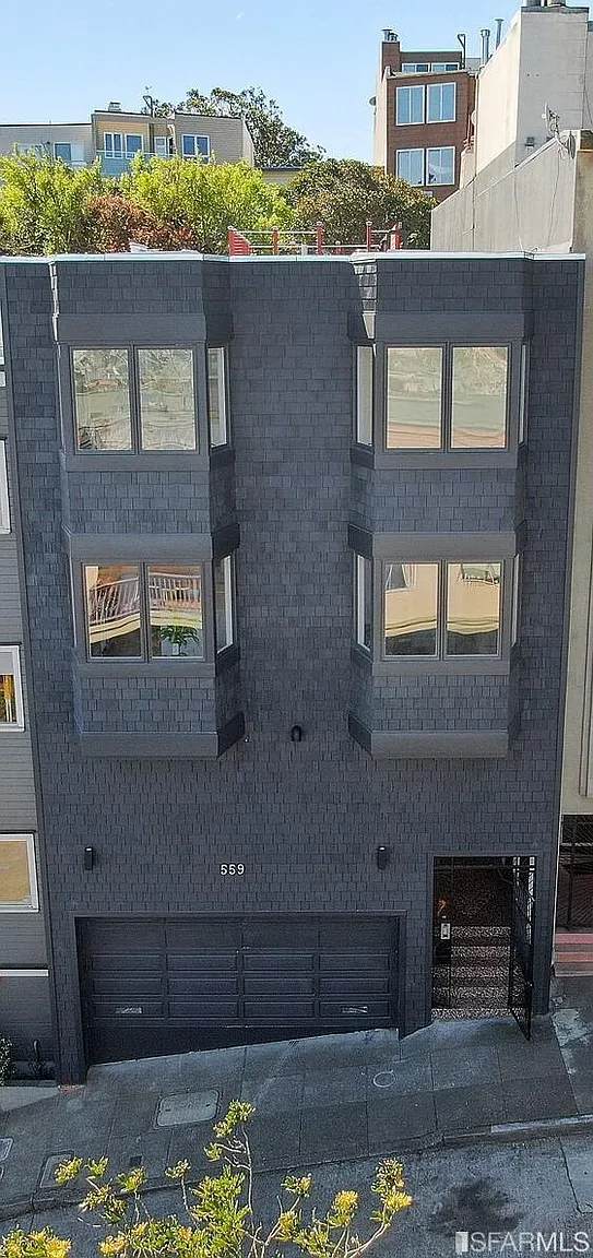 559 27th St APT 3 photo 1