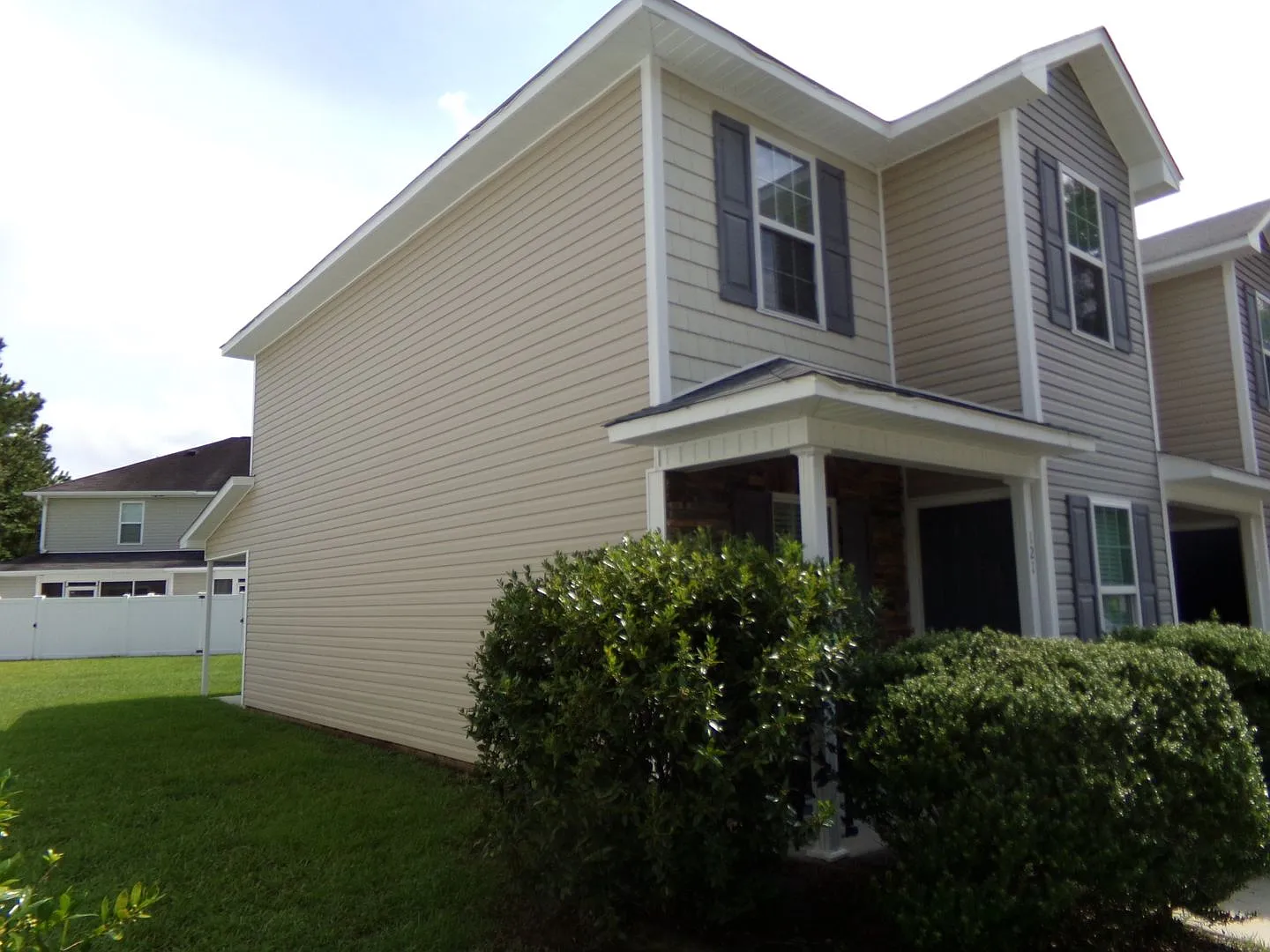 Great Townhouse in Great Location! — Photo 2