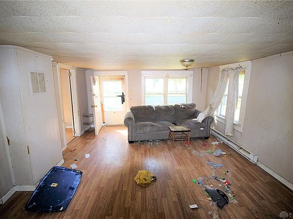 3rd image of 410 E Cross St