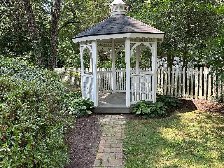 209 Randolph Cir — Photo 24