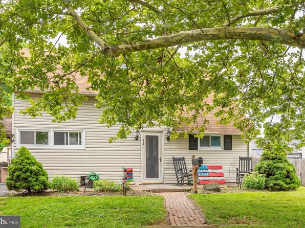 64 Rambler Ln, Levittown, PA 19055