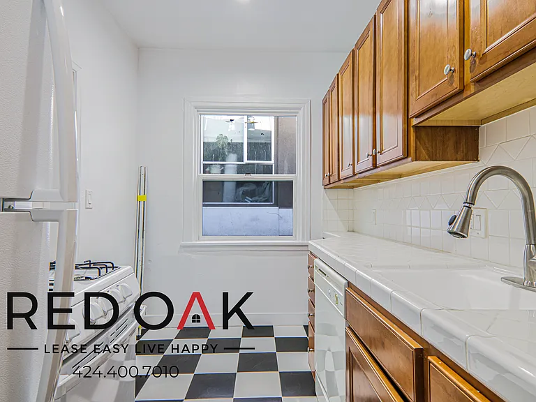 1818 Whitley Ave #206 — Photo 2