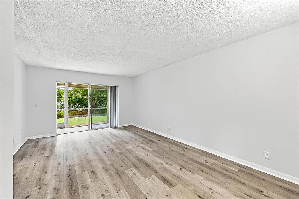2 bed, 805 sqft, $2,200 — Photo 2