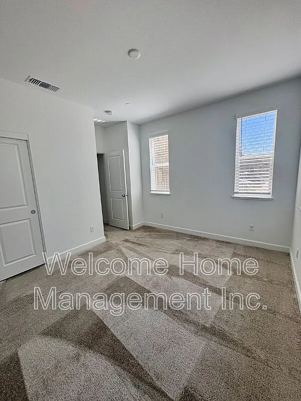 5 bed, 3.0 bath, 2444 sqft, $4,100 — Photo 3