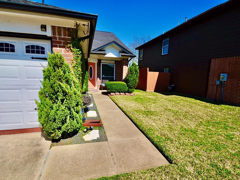 3330 Beran Dr — Photo 50