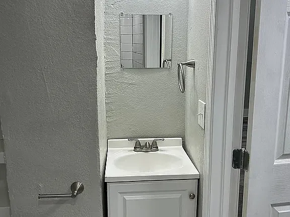 121 S Fuller St — Photo 10