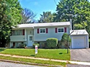 35 Saint Marys Dr, Succasunna, NJ 07876