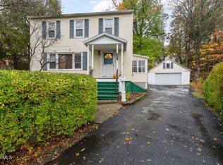 11 Lilac Ln, Troy, NY 12180