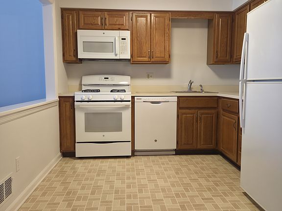 3rd image of 15 Wilmer St #23