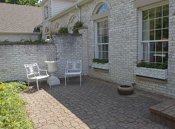 5th image of 33 Hillcrest Dr