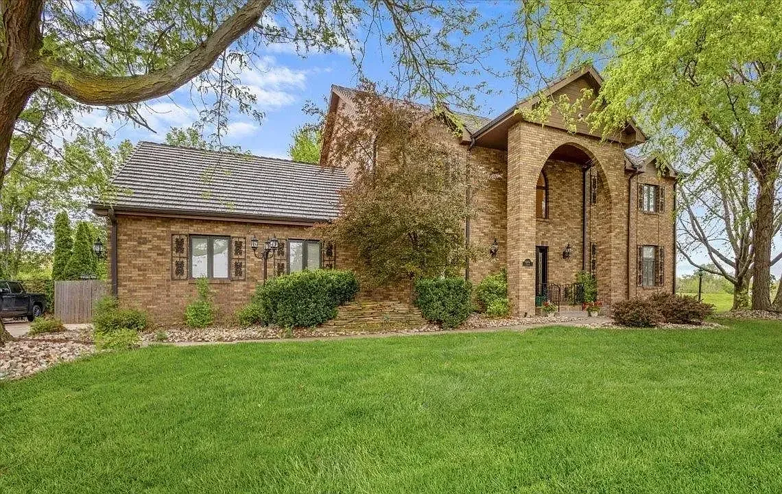 5 bed, 4651 sqft, $4,000 — Photo 2