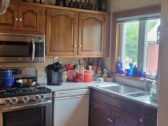3rd image of 49 Baxter St