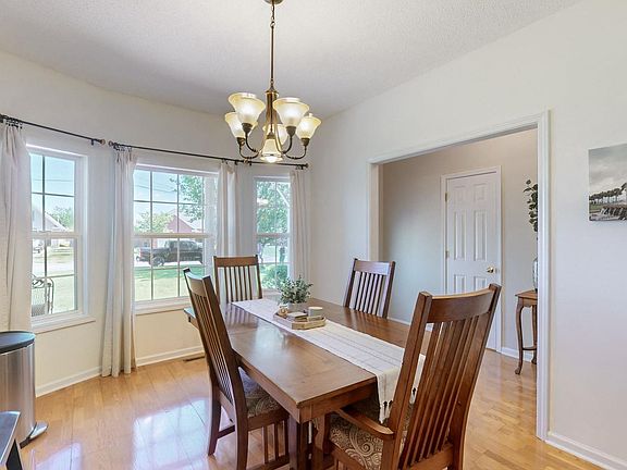 3rd image of 141 Edinborough Dr W