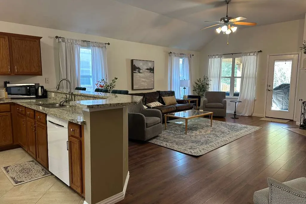 3 bed, 1933 sqft, $5,000 — Photo 4