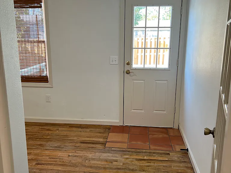 517 W Maple St — Photo 16