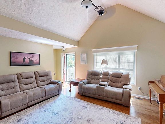 5th image of 106 N Springs Dr