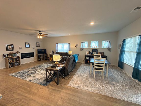 5th image of 525 Azalea Dr
