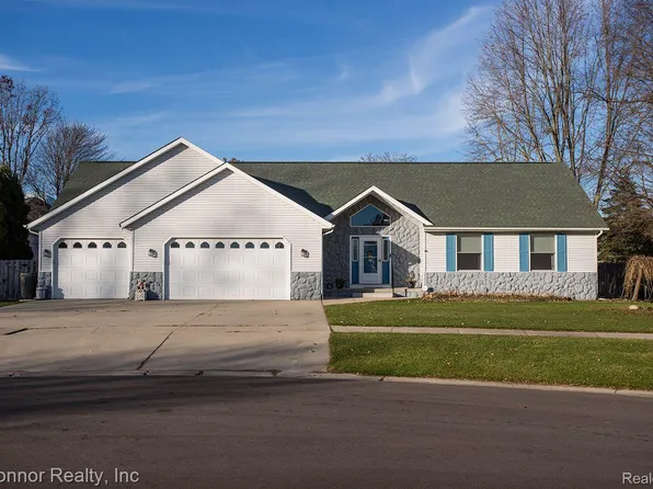 826 5th St, Marysville, MI 48040