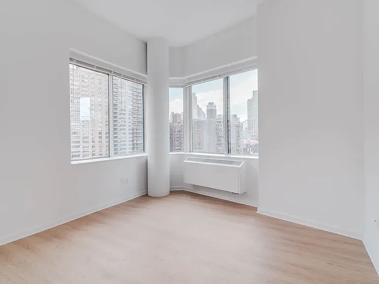 180 Riverside Blvd #10V — Photo 23
