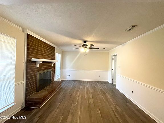3rd image of 642 Clinton Way W