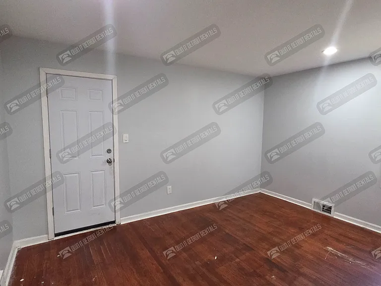 3 bed, 1.0 bath, 1277 sqft, $1,020 — Photo 15