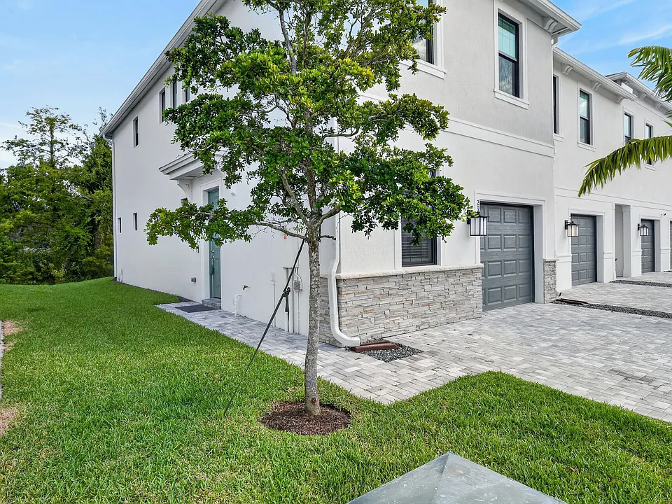293 SW Sally Way