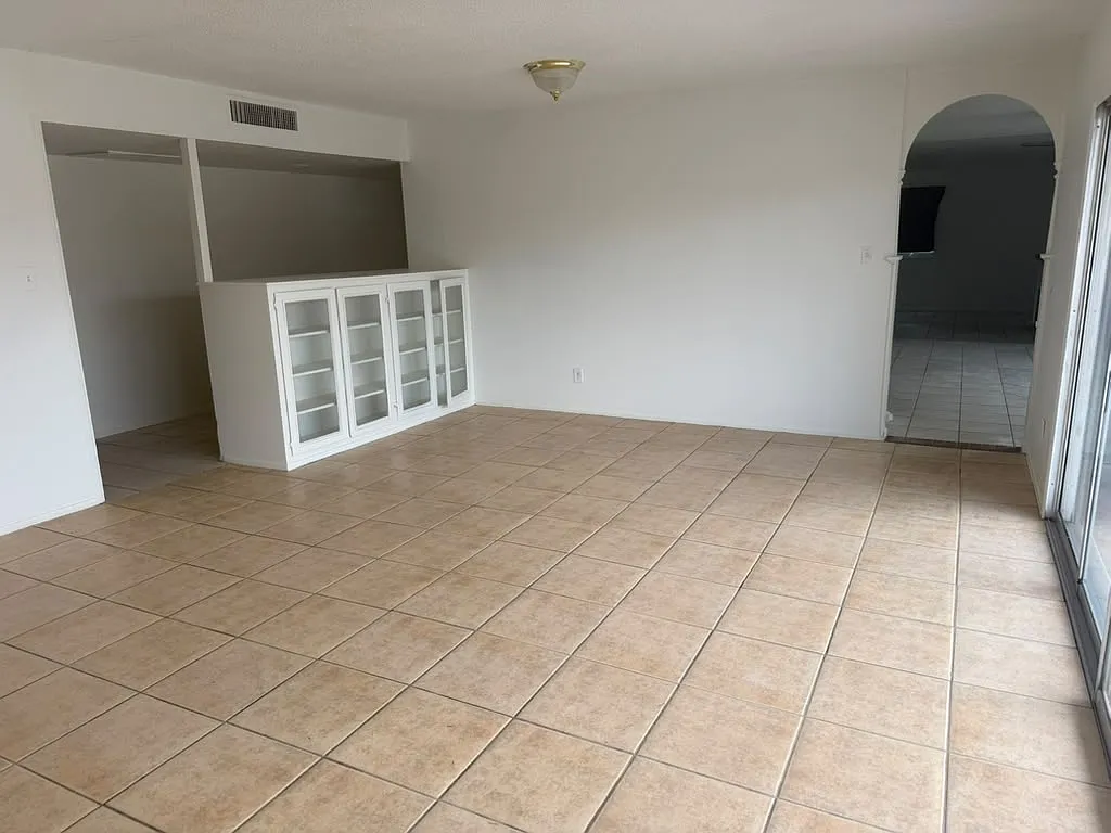 4 bed, 2056 sqft, $2,260 — Photo 3