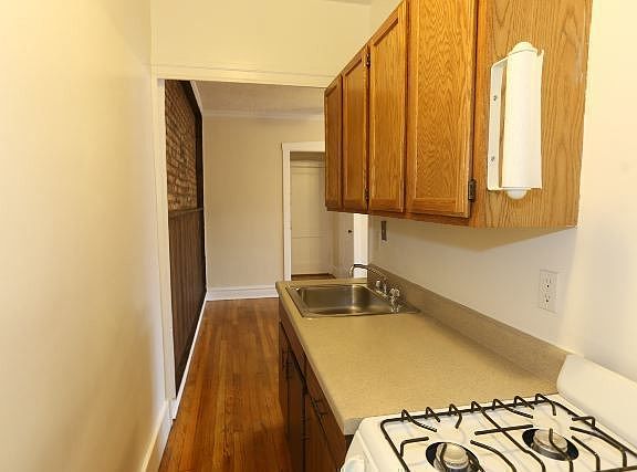 5th image of 957 W Cornelia Ave Unit G