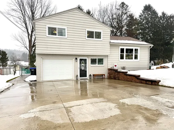 821 Dickinson Dr, Vestal, NY 13850