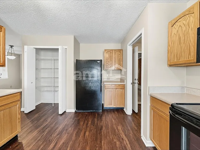 1221 Redwood Dr — Photo 3