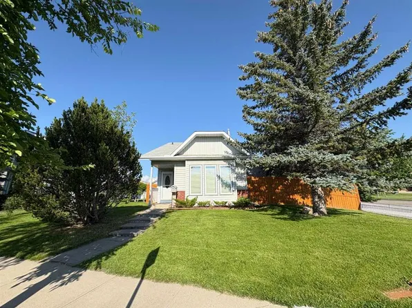 228 W Erin Woods Dr SE, Calgary, AB T2B 3B9
