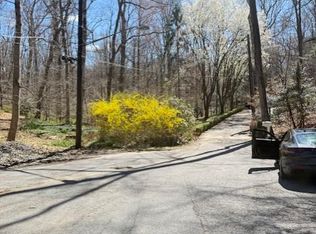 9101 Aldershot Dr, Bethesda, MD 20817