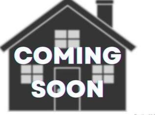 16 Huntington Ct, Ridge, NY 11961