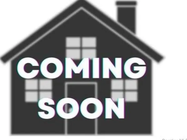 16 Huntington Court, Ridge, NY 11961