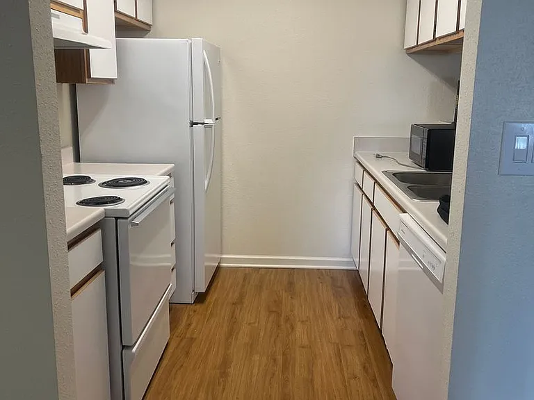 Ashley Square Apartments — Photo 79