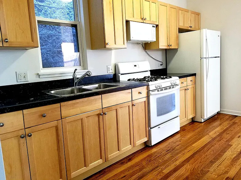 1069 N Hermitage Ave #3 — Photo 2