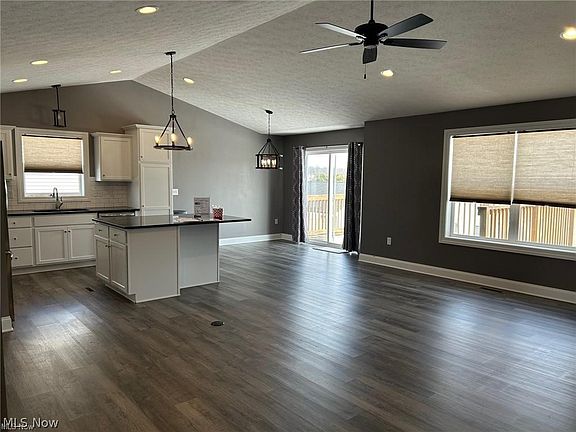 3rd image of 937 Crockett Cir