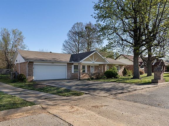 3rd image of 1111 W Linda Ln