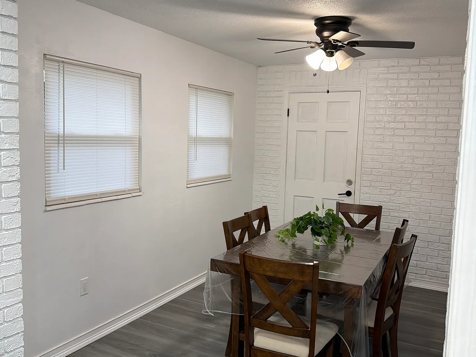 3 bed, 1128 sqft, $2,300 — Photo 3