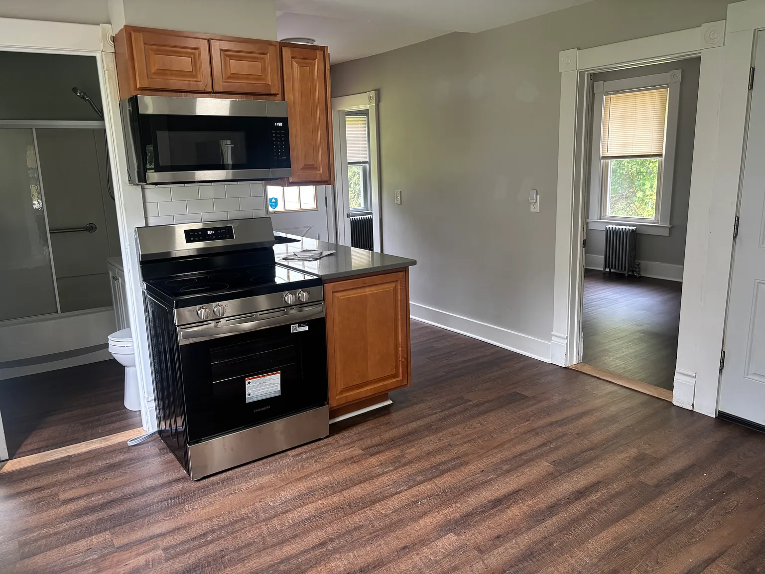 3 bed, 900 sqft, $2,500 — Photo 3