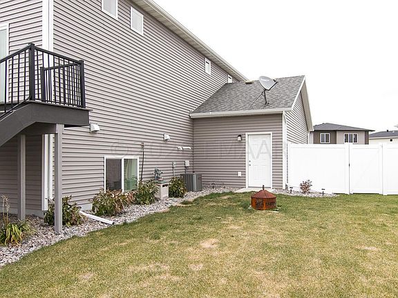 5th image of 825 Albert Dr W