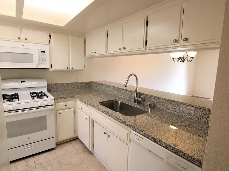 13552 Burbank Blvd #3 — Photo 20