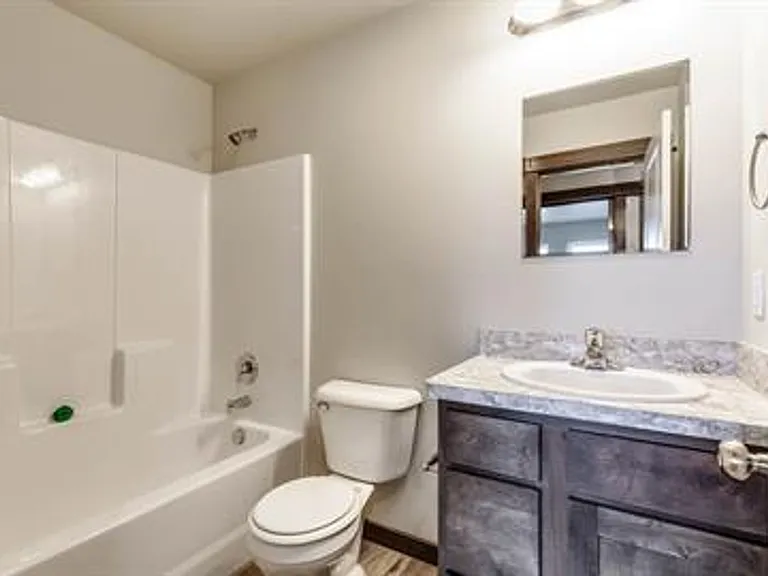 1307 Westwood Cir — Photo 2