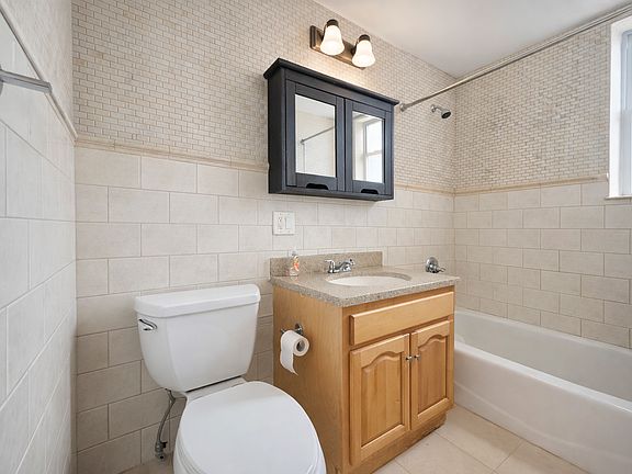 5th image of 2516 18th St APT 9