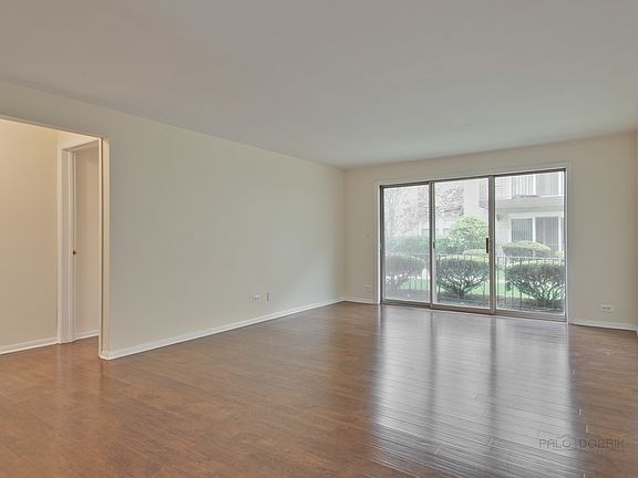 3rd image of 6595 N Northwest Hwy #9