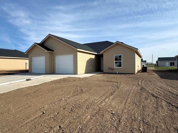 1200 Harbor Dr, Salina, KS 67401