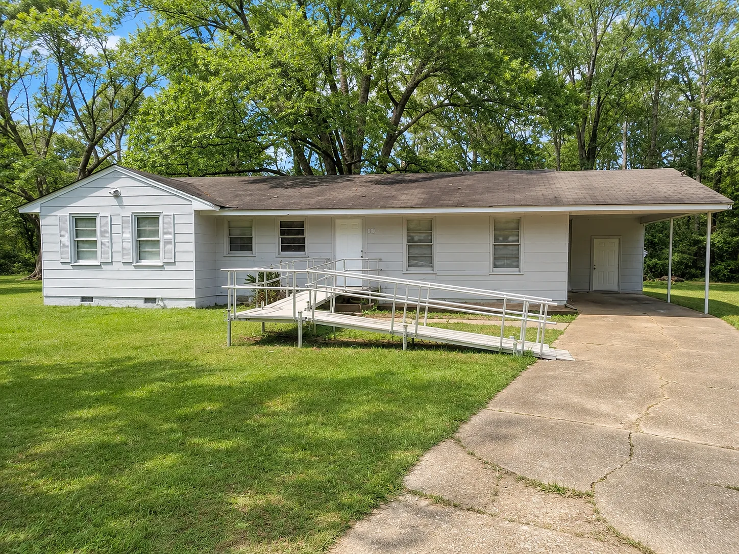 4 bed, 1.5 bath, 1411 sqft, $1,300 — Photo 1