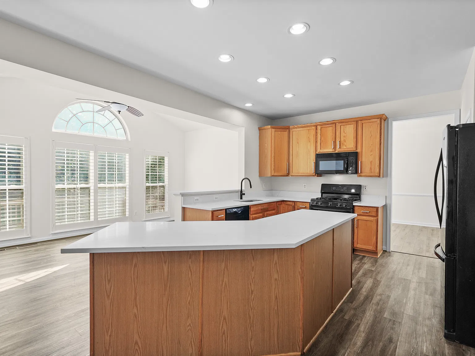 4 bed, 4148 sqft, $4,350 — Photo 4