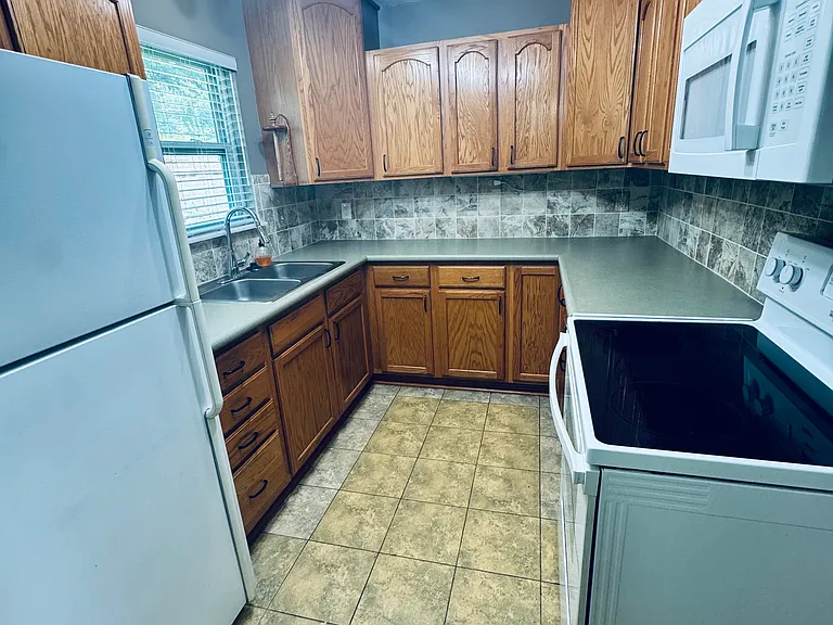 421 Lee Dr — Photo 9