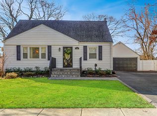 266 Sears Rd, West Islip, NY 11795